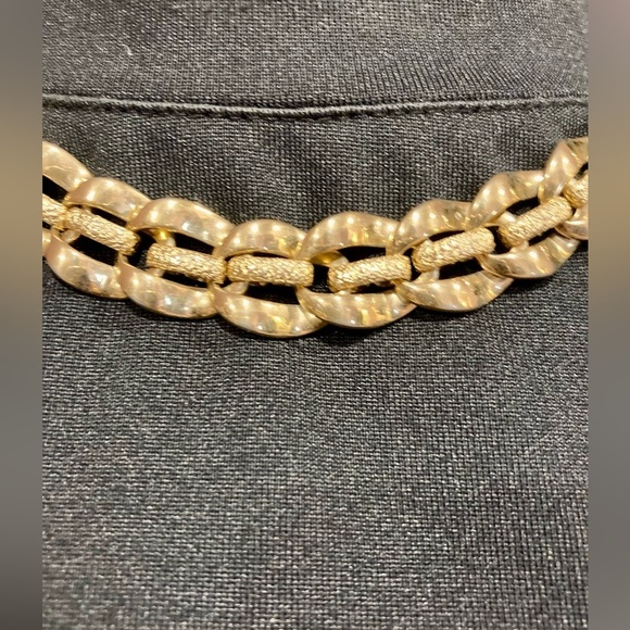 Elegant Gold Necklace Set - Picture 5 of 8